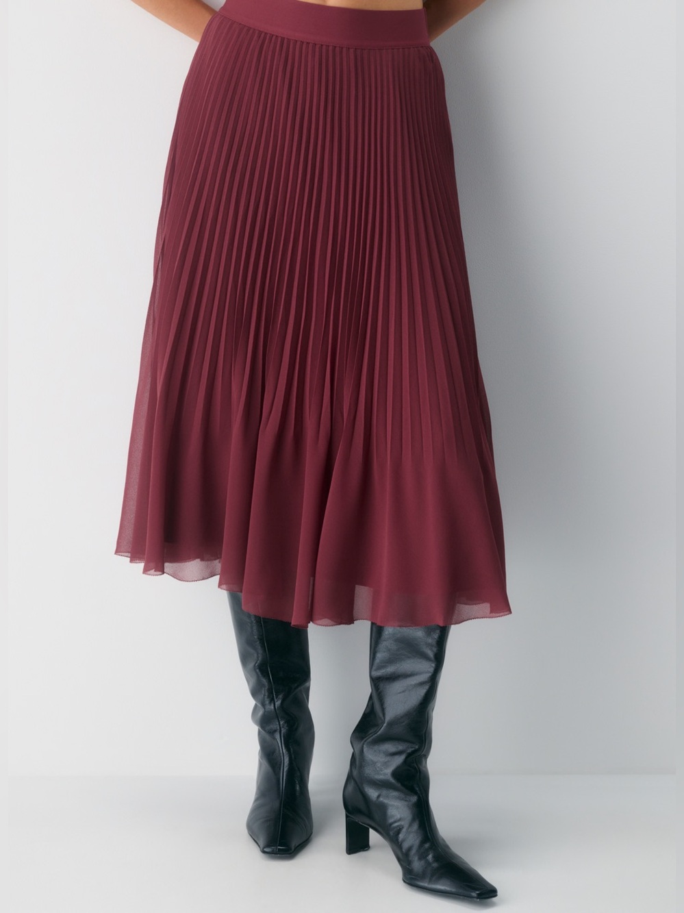 Aritzia Wilfred Twirl Pleated Skirt